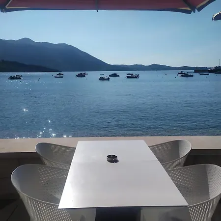 Beachside Loft Near Dubrovnik 公寓